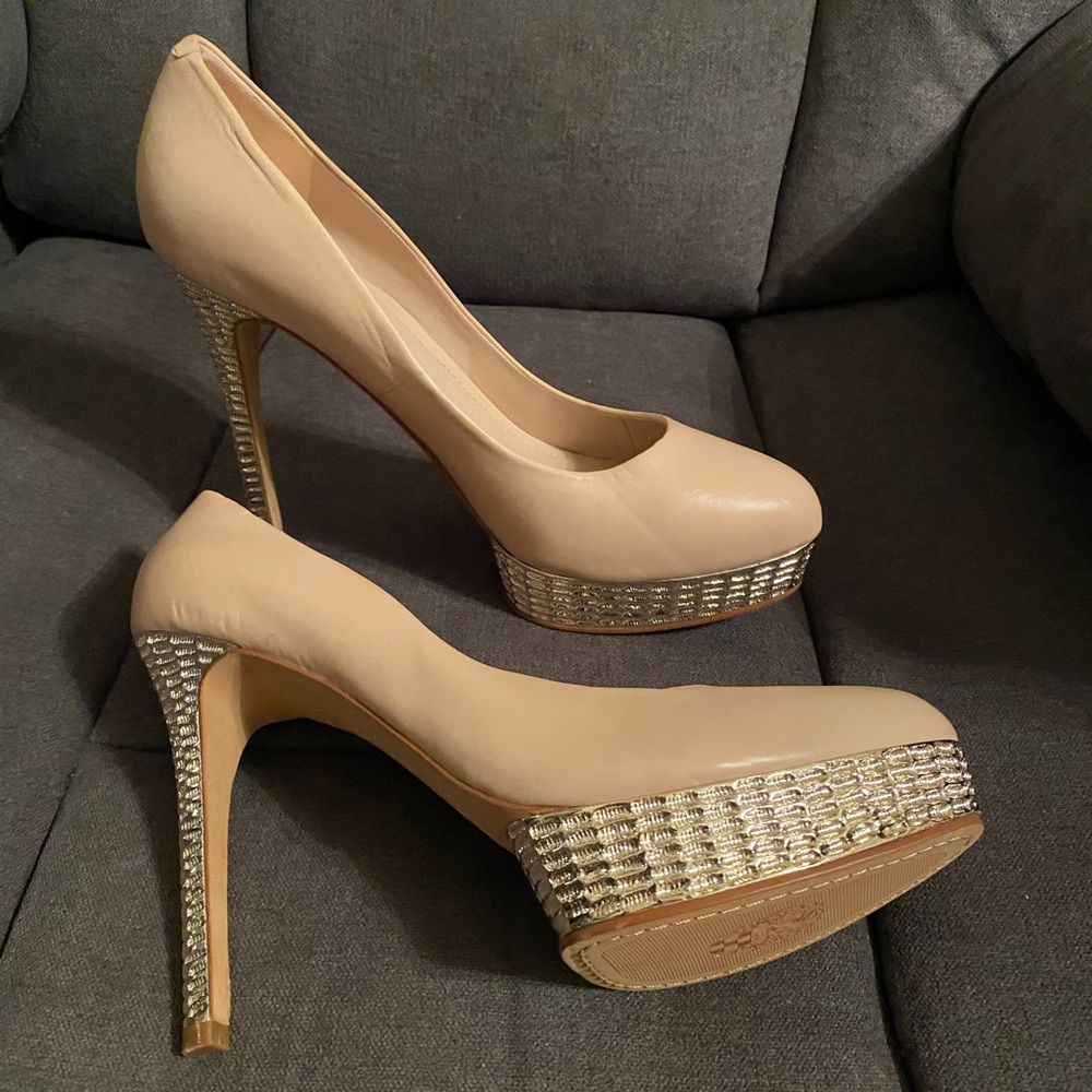 New Vince Camuto Cream Pump with silver detail